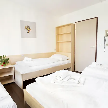 Mynext - Riverside Hostel *